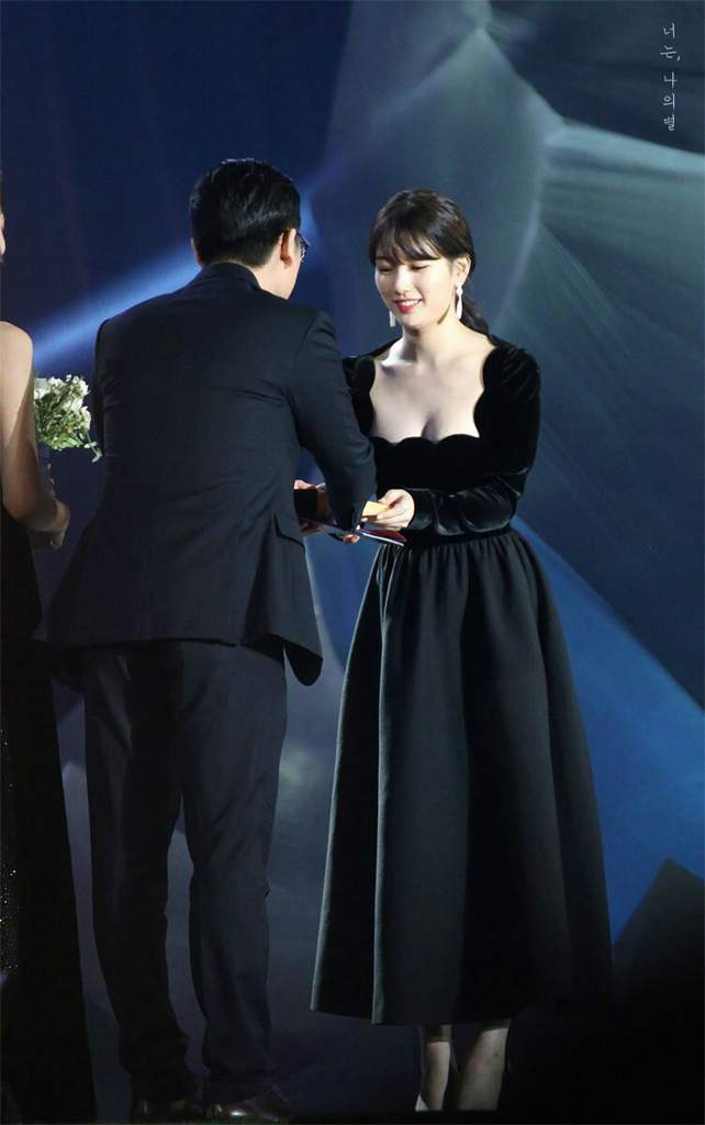 Đụng váy với Hwang Jung Eum: Suzy đẹp nhưng độ quý phái và nóng bỏng vẫn chưa là gì so với bà mẹ bỉm sữa  - Ảnh 9.