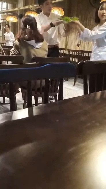Clip: Nữ thực khách đập bàn, đòi đuổi việc nhân viên nhà hàng ở Đà Nẵng chỉ vì đĩa rau có hành - Ảnh 3.