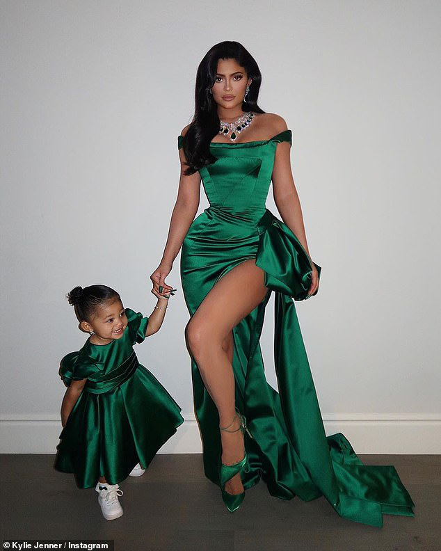 Kylie và Stormi đúng là cặp mẹ con sang chảnh nhất Hollywood: Hết thảm đỏ, giáng sinh, sự kiện đều lồng lộn cả đôi! - Ảnh 4.