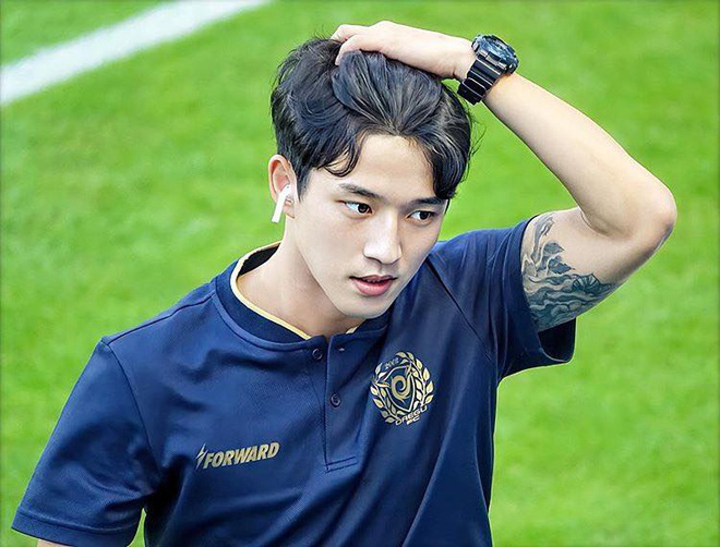 Cầu thủ đẹp trai Hàn Quốc U23 nổi tiếng với vẻ đẹp tươi trẻ, thân hình săn chắc và tài năng xuất sắc. Với sự nghiêm túc trên sân cỏ và phong cách thời trang mạnh mẽ ngoài đời, anh ta chắc chắn sẽ là niềm tự hào của bất kỳ fan nào. Hãy xem hình ảnh của anh ta để cảm nhận vẻ đẹp điển trai này.