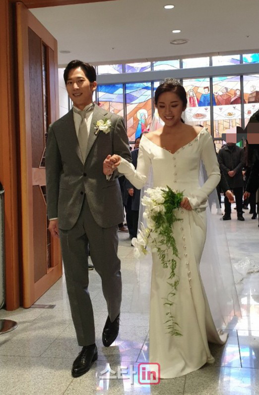Kim Tae Hee - Bi Rain sánh đôi tại hôn lễ của em trai: Ngọc nữ bỗng lên cân, cực tình đến chúc phúc cô dâu chú rể - Ảnh 2.