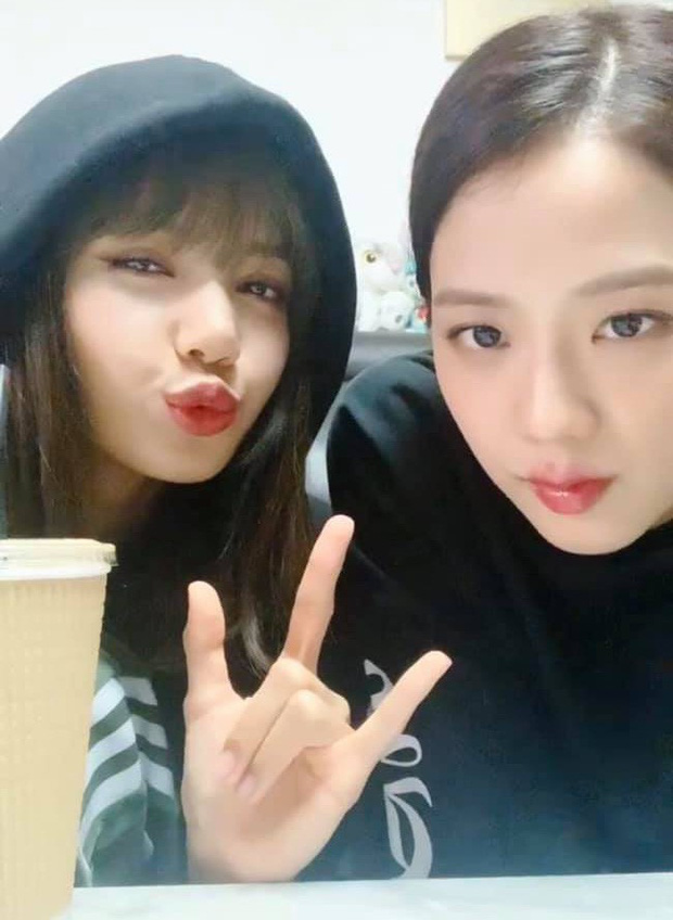 Rosé nhảy theo Gotta Go siêu sexy, còn Lisa thì ém video cover đàn chị: BLACKPINK cũng mê Chungha lắm chứ bộ! - Ảnh 3.