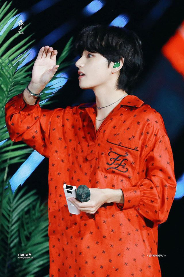 Khoảnh Khắc Gây Sốt: Army Tiếp Nước Suối Cho Jungkook Và V (Bts) Tại Kbs  Gayo Daechukje 2019