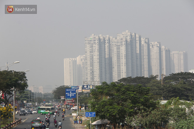 Bụi mù bao trùm bầu trời Sài Gòn từ sáng đến chiều, cảnh báo ô nhiễm mức báo động đỏ khiến người dân lo lắng - Ảnh 8.