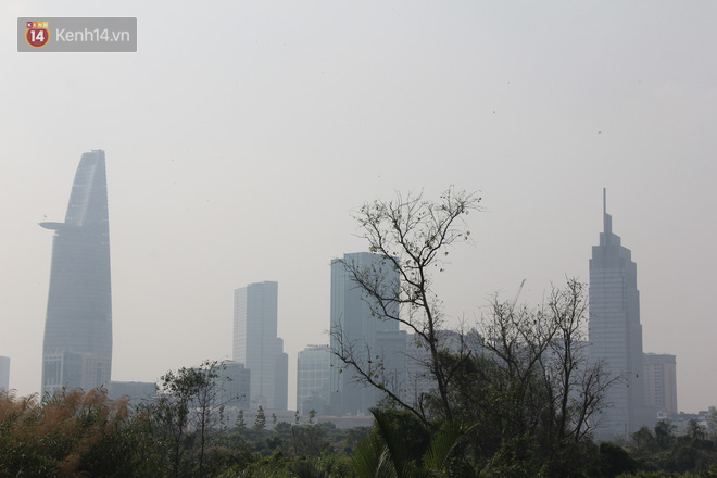 Bụi mù bao trùm bầu trời Sài Gòn từ sáng đến chiều, cảnh báo ô nhiễm mức báo động đỏ khiến người dân lo lắng - Ảnh 11.