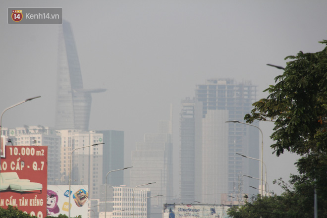 Bụi mù bao trùm bầu trời Sài Gòn từ sáng đến chiều, cảnh báo ô nhiễm mức báo động đỏ khiến người dân lo lắng - Ảnh 6.