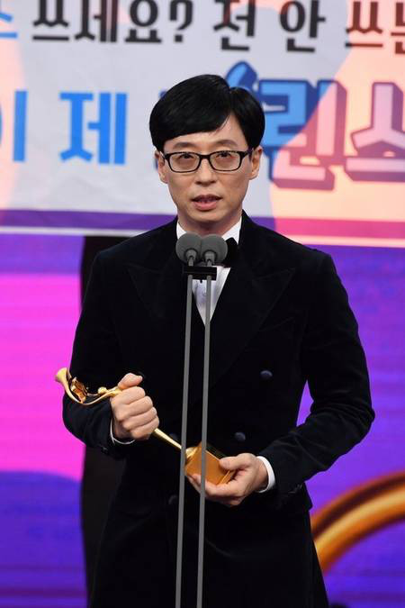 Yoo Jae Suk bất ngờ nhắc đến Sulli - Goo Hara khi lên nhận giải thưởng cao quý - Ảnh 1.