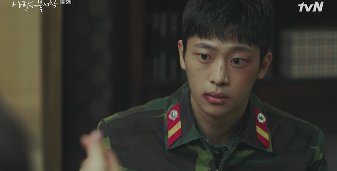 Thấy tài phiệt Son Ye Jin nắm chặt tay trai lạ, Hyun Bin ghen nổ mắt ở tập 5 Crash Landing on You - Ảnh 5.