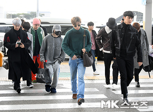 Quân đoàn idol đổ bộ sân bay Hàn sáng nay: BLACKPINK diện đồ cực lạ, BTS và Yoona đẳng cấp, mỹ nam TXT ngã sõng soài - Ảnh 24.