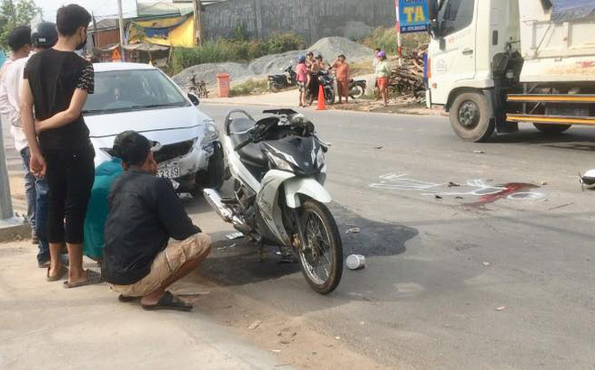 Va chạm liên hoàn với 2 ô tô, vợ chết chồng nguy kịch khi đang trên đường tới công ty làm việc - Ảnh 1.