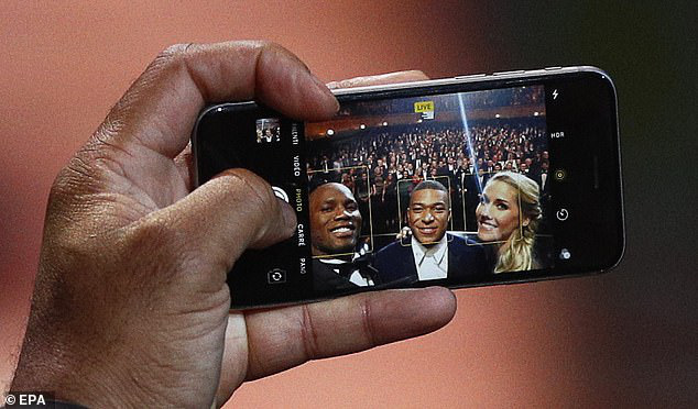 Giàu nhưng không phô diễn: 2019 rồi nhưng cựu siêu sao bóng đá Didier Drogba vẫn dùng... iPhone 6S - Ảnh 3.
