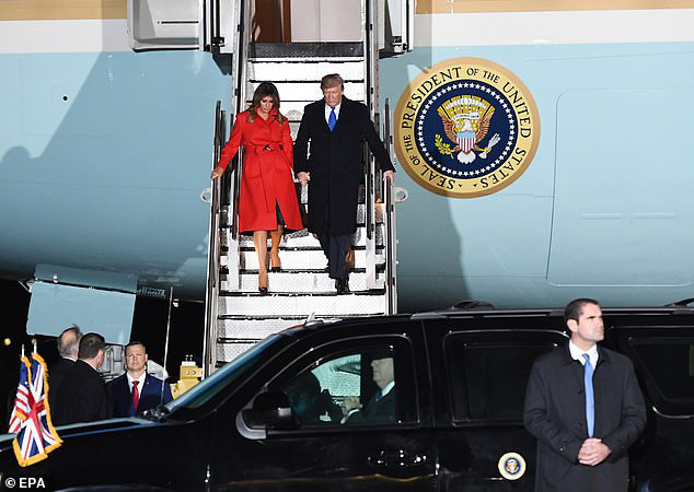 Khoảnh khắc Tổng thống Trump đãng trí, bỏ quên vợ ở phía sau và phản ứng bất ngờ của Đệ nhất phu nhân Mỹ thu hút sự chú ý - Ảnh 3.