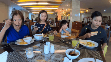 “Thương” nhất bé Sa trong vlog mới của mẹ Quỳnh Trần: Ra Phú Quốc cả ngày chỉ ăn mì, đến bữa ăn hải sản thì lăn đùng ra ngủ - Ảnh 2.