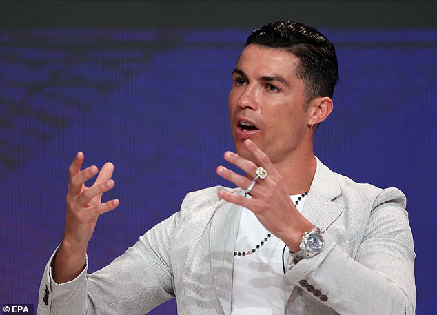 Ronaldo trình làng kiểu tóc cực chất trong ngày đi nhận giải, nhưng nhìn kỹ các fan lại chợt phát hiện ra điều đáng buồn về tuổi tác của CR7 - Ảnh 3.