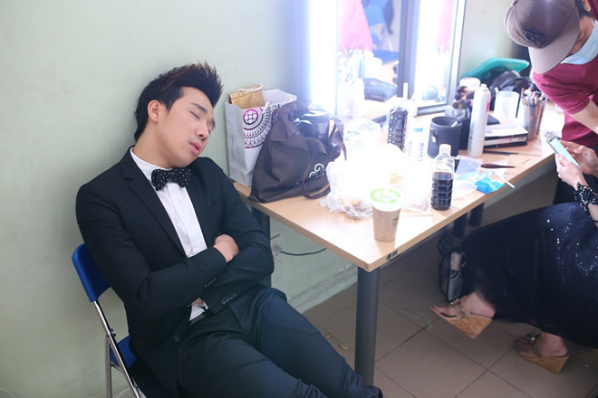 Trấn Thành có không ít lần lộ vẻ mệt mỏi, ngái ngủ khi đang quay show truyền hình - Ảnh 5.