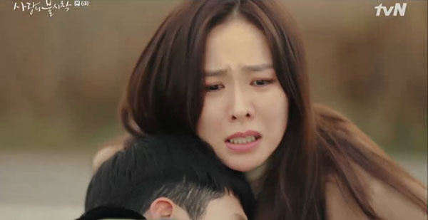 Khóc thương khi thấy Hyun Bin đỡ đạn cho Ye Jin ở Tình Yêu Hạ Cánh tập 6, fan girl khiến chồng nổi cơn tam bành - Ảnh 4.