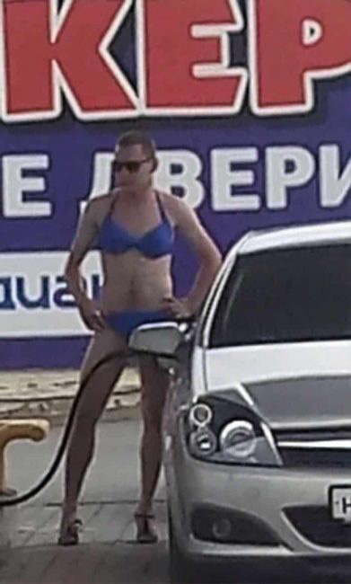  Nhiều anh trai Nga rủ nhau mặc bikini, đi gi&agrave;y cao g&oacute;t để được đổ xăng miễn ph&iacute;  - Ảnh 5.