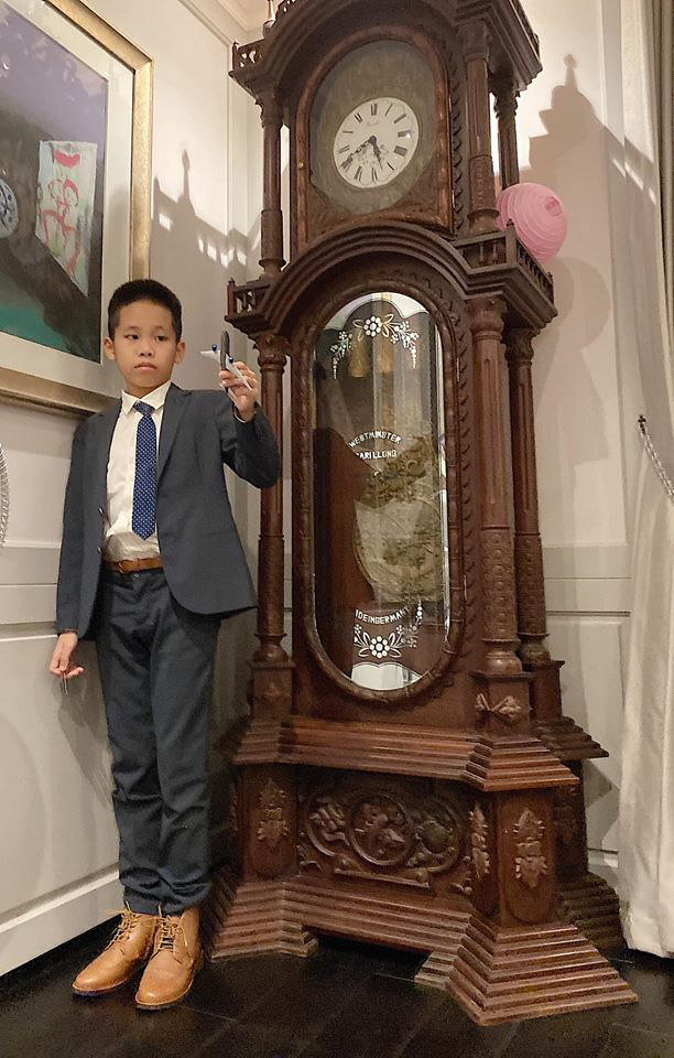 Hiếm lắm mới lộ diện, ai ngờ 2 qu&yacute; tử nh&agrave; Quế V&acirc;n nay đều đ&atilde; lớn phổng phao, thần th&aacute;i chẳng k&eacute;m mẫu nh&iacute; thế n&agrave;y! - Ảnh 2.