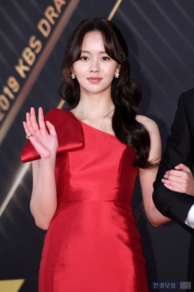Thảm đỏ KBS Drama Awards 2019: Nana dẫn đầu quân đoàn mỹ nhân sexy bức thở, Kim So Hyun, Siwon và dàn sao đổ bộ - Ảnh 4.