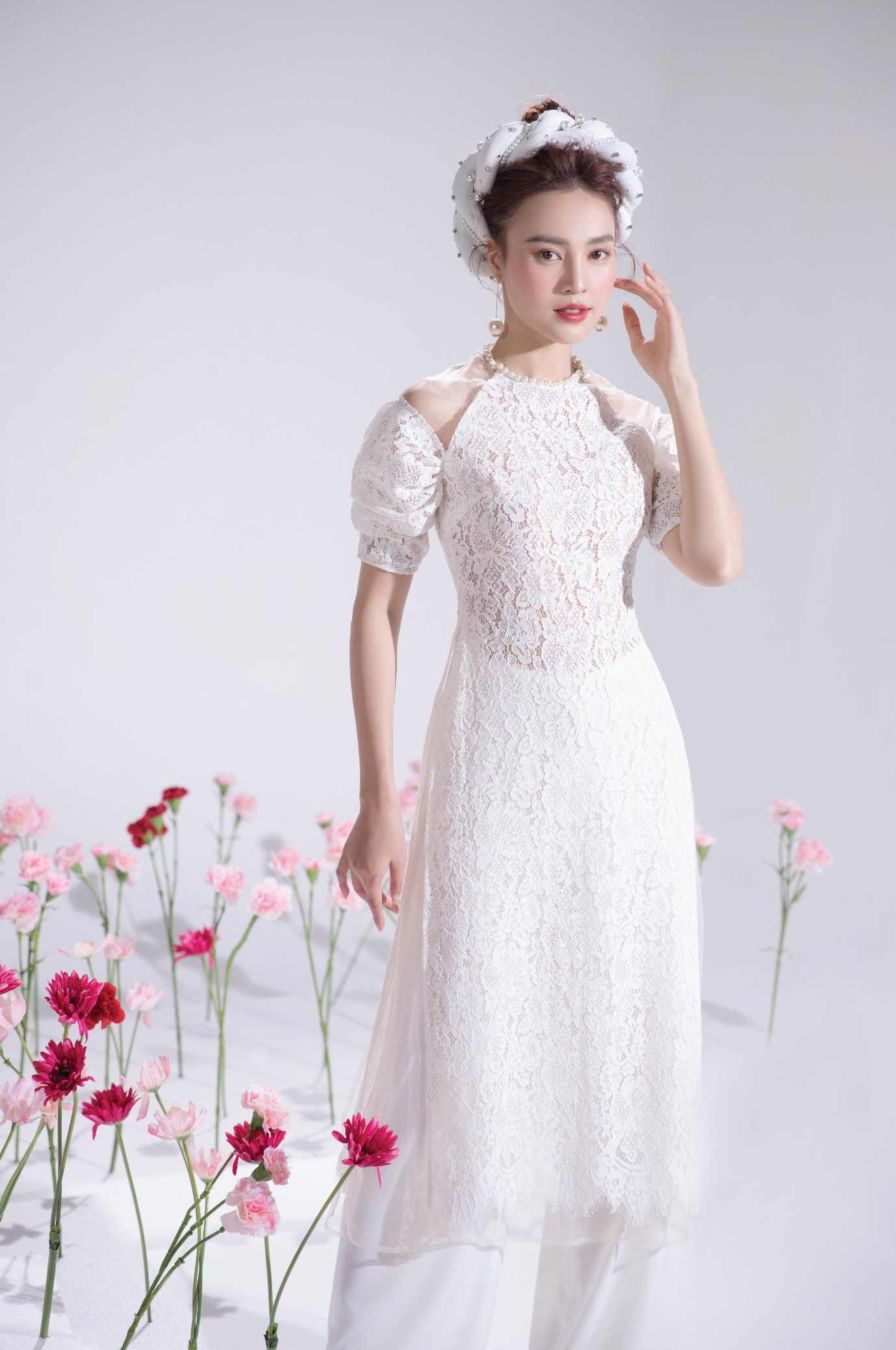 Ninh Dương Lan Ngọc tung bộ ảnh trong tà áo dài truyền ...