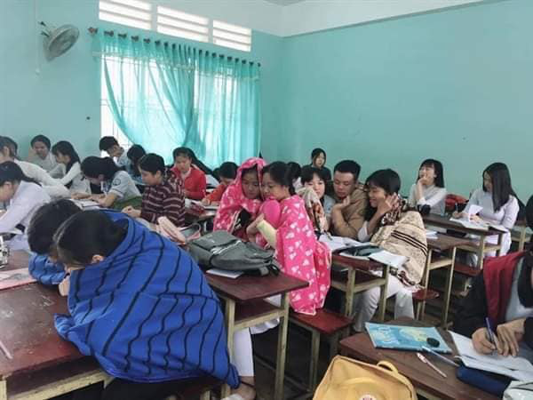 Trời trở lạnh, học sinh đã đua nhau mang chăn đến lớp, hài nhất là cảnh trùm kín cả xe ngoài đường - Ảnh 1.