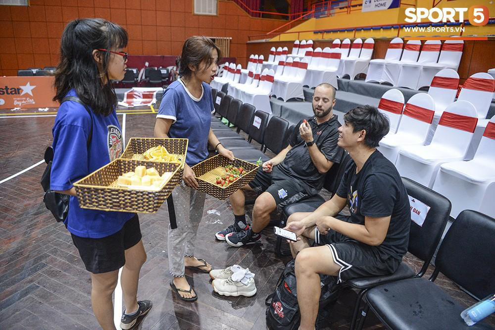 Fan nữ có tâm nhất quả đất của đội tuyển bóng rổ Việt Nam Bay một mình hơn  nghìn cây số chỉ để khuyên cầu thủ cắt tóc cạo râu