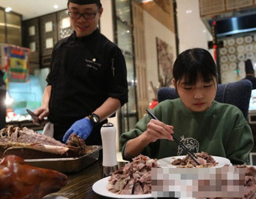 Ăn hết 6kg thịt bò và 15kg hải sản nhưng vẫn chưa no, cô gái bị hàng loạt nhà hàng buffet cấm cửa vĩnh viễn - Ảnh 1.