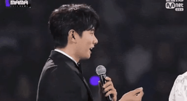 Màn thả thính khiến 38.000 khán giả phì cười tại MAMA 2019: Anh cả Jin (BTS) đáp lại như thế nào khi được thả tim? - Ảnh 1.