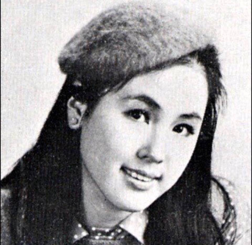 Cho&aacute;ng với bố mẹ của &ocirc;ng ho&agrave;ng to&agrave;n cầu BTS: Ai cũng đẹp xuất sắc, mẹ Jin đi thi Hoa hậu, bố l&agrave; CEO - Ảnh 2.