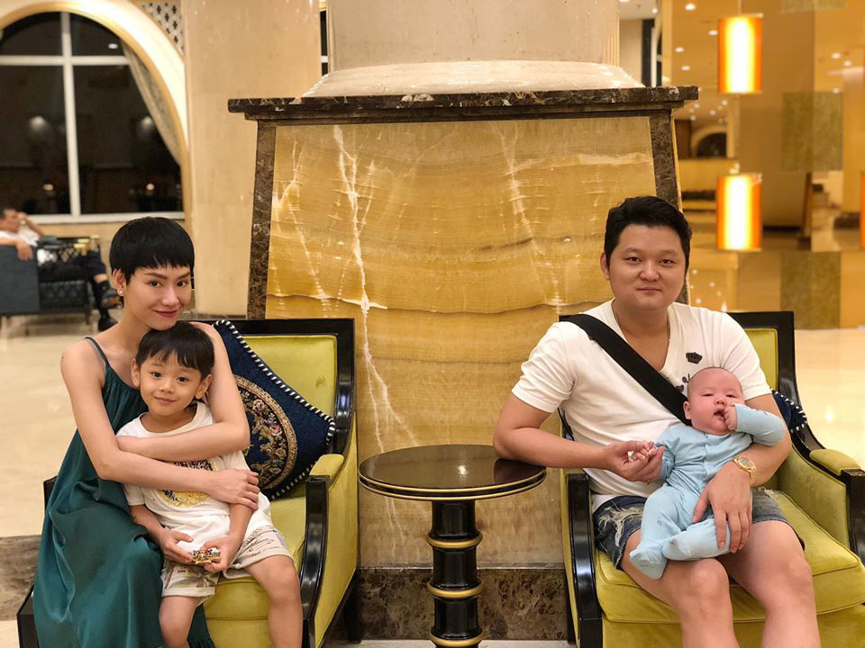 Kh&eacute;o sinh như Tr&agrave; My Idol: Con trai đầu sở hữu hết n&eacute;t đẹp từ mẹ, con trai &uacute;t giống ba như đ&uacute;c, đ&atilde; điển trai lại dễ thương hết nấc - Ảnh 1.