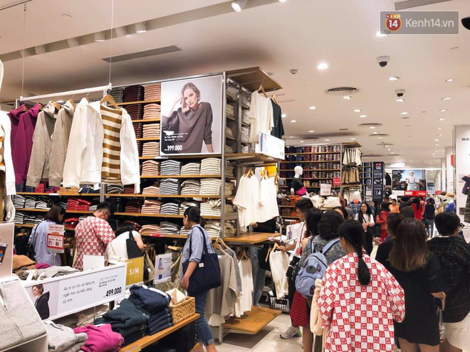 Store UNIQLO càng về chiều càng đông: Khách xếp hàng dài hơn trăm mét được staff phát ô cho đỡ nắng, có người đợi đến 1,5 giờ mới được vào shopping - Ảnh 7.