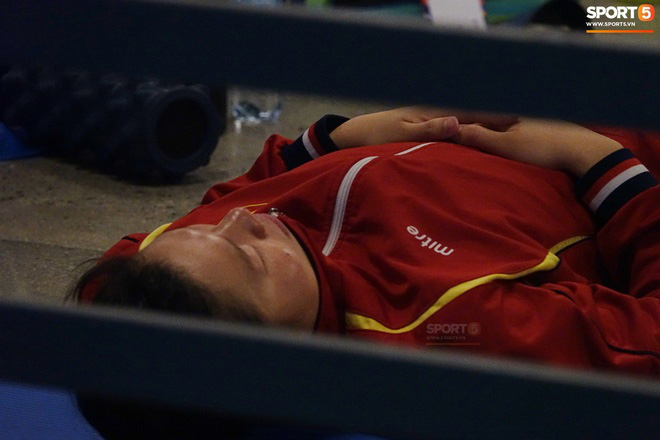 Góc chạnh lòng: Ánh Viên ngủ ngon lành dưới sàn đất trước khi giành 2 HCV liên tiếp tại SEA Games 2019 - Ảnh 1.