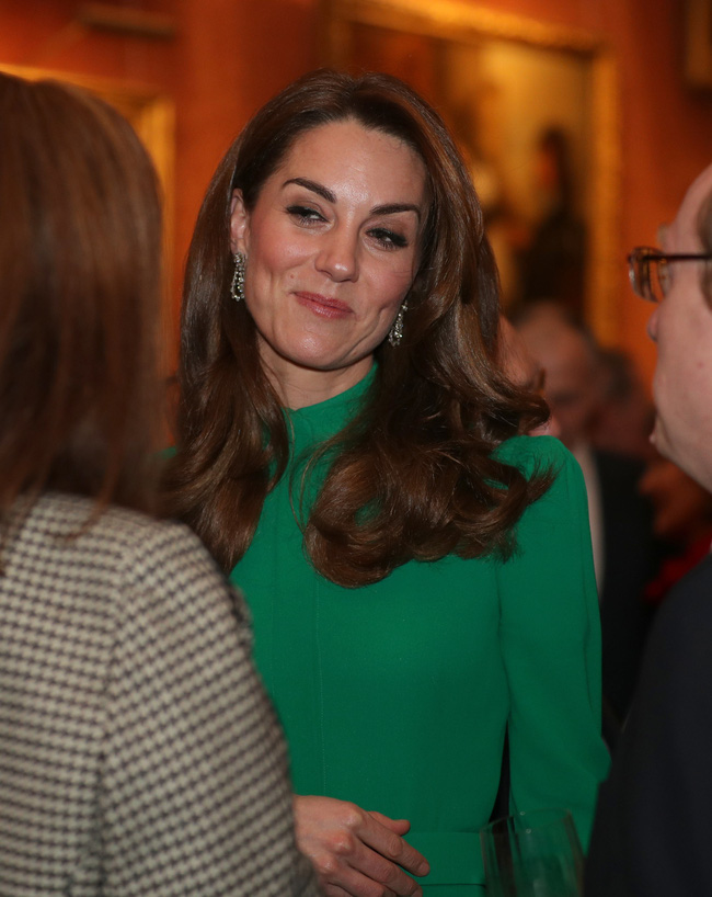 Không phải nữ nhân Hoàng gia nào cũng được dùng chung trang sức với Nữ hoàng Anh, nhưng cháu dâu Kate Middleton thì có - Ảnh 1.