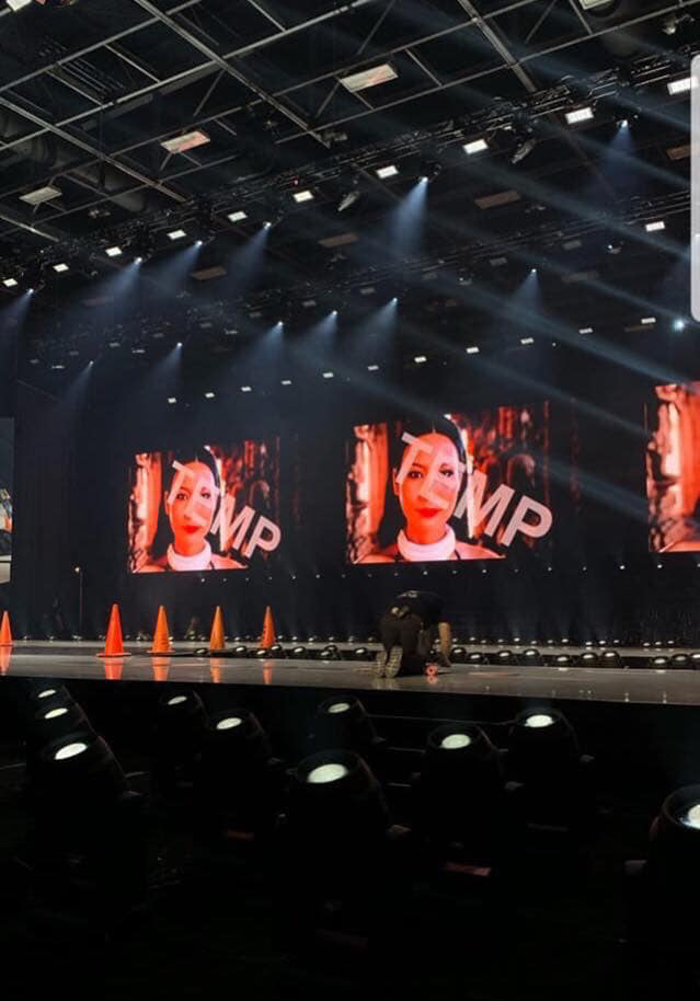 Hé lộ sân khấu bán kết Miss Universe 2019: Gây thất vọng vì đường catwalk hẹp, kém hoành tráng  - Ảnh 2.