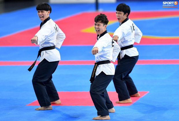 Các hotgirl Taekwondo bật khóc, vui mừng khôn xiết sau khi giành huy chương vàng cho đoàn thể thao Việt Nam tại SEA Games - Ảnh 11.