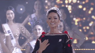 Khoảnh khắc giật spotlight: HHen Niê bật khóc hát Cảm Ơn (Đen Vâu) trước khi trao lại vương miện Hoa hậu Hoàn Vũ Việt Nam - Ảnh 2.
