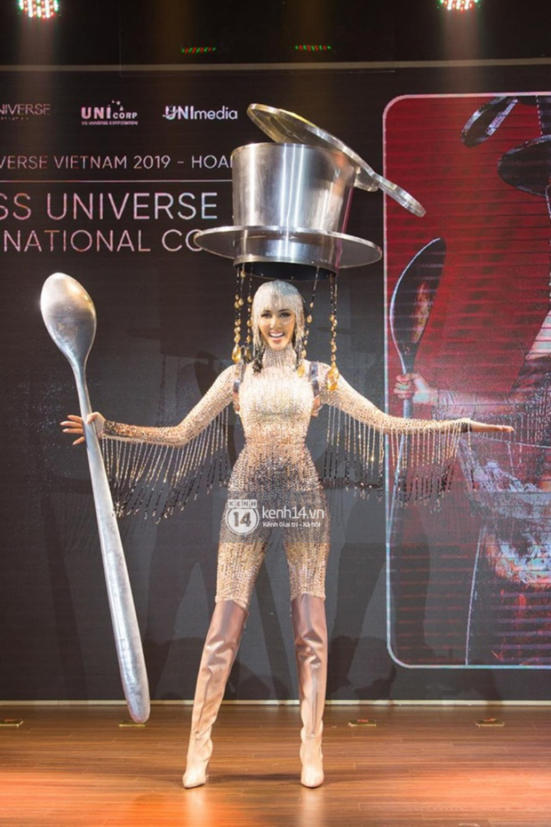 Hoàng Thùy tự tin trình diễn Quốc phục “Cafe phin sữa đá cực độc đáo trên sân khấu bán kết Miss Universe 2019 - Ảnh 3.