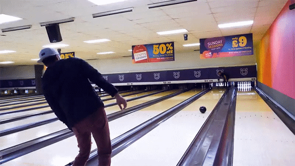 Bóng bowling giờ cũng hack được, một phát ném bừa là đổ dễ như bỡn - Ảnh 2.