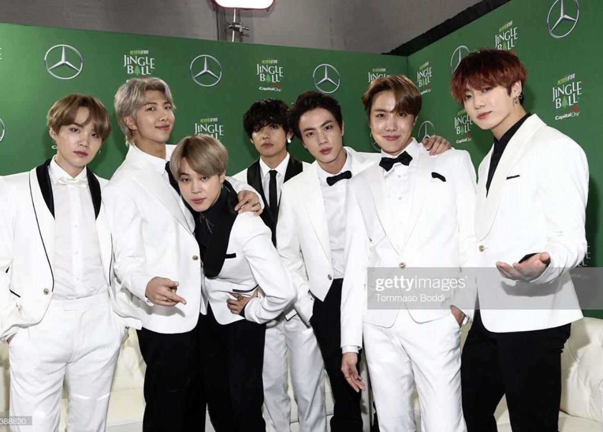 Thảm đỏ Jingle Ball 2019: BTS trắng to&agrave;n tập, kh&ocirc;ng hề l&eacute;p vế trước Katy Perry, Camila Cabello v&agrave; d&agrave;n sao khủng - Ảnh 2.