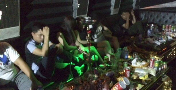 Bí ẩn trong những quán karaoke vùng ven đô đất Cảng - Ảnh 3.