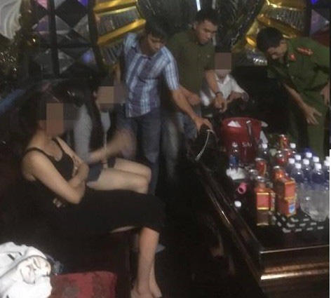 Quảng Nam: Phát hiện nhiều chân dài phê ma túy trong quán karaoke - Ảnh 2.