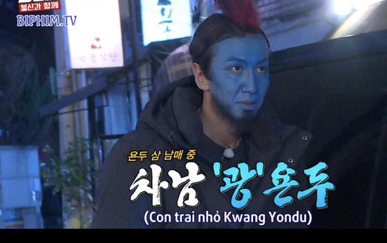 Hình phạt hóa trang hài hước nhất lịch sử Running Man: Cosplay Yondu phát bánh cá giữa chợ - Ảnh 1.