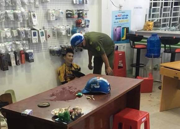 Chủ tiệm điện thoại bất ngờ bị chém nhiều nhát khi đang xem trận U22 Việt Nam - Campuchia - Ảnh 3.