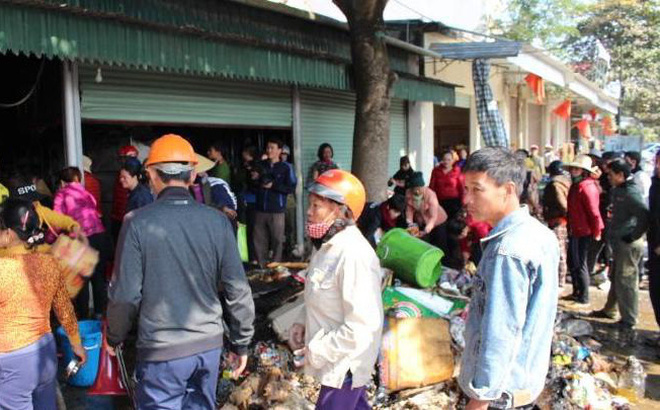 Cháy cửa hàng tạp hóa, hàng trăm người dân xông vào cứu hàng hóa giúp chủ nhà - Ảnh 1.