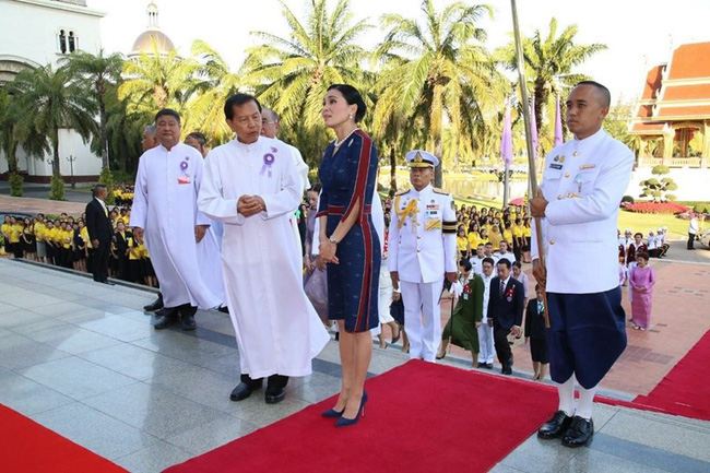 Hoàng hậu Thái Lan rạng rỡ đi dự sự kiện một mình và nhận bằng Tiến sĩ danh dự, vị thế ngày càng vững chắc - Ảnh 1.