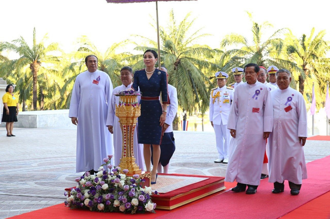 Hoàng hậu Thái Lan rạng rỡ đi dự sự kiện một mình và nhận bằng Tiến sĩ danh dự, vị thế ngày càng vững chắc - Ảnh 2.