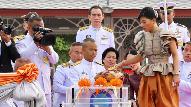 Hai nàng công chúa khác nhau một trời một vực của Hoàng gia Thái Lan: Người dịu dàng chuẩn mực, người nổi loạn cá tính - Ảnh 3.