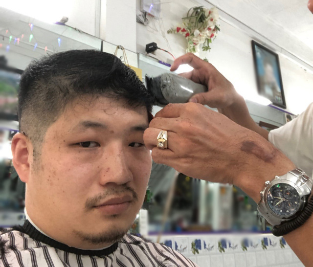 Blogger người Nhật đến phố Bùi Viện hỏi: Cắt cho tôi kiểu tóc phổ biến nhất Việt Nam và cái kết khiến anh cười phớ lớ - Ảnh 4.
