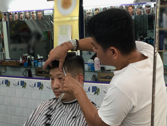Blogger người Nhật đến phố Bùi Viện hỏi: Cắt cho tôi kiểu tóc phổ biến nhất Việt Nam và cái kết khiến anh cười phớ lớ - Ảnh 5.