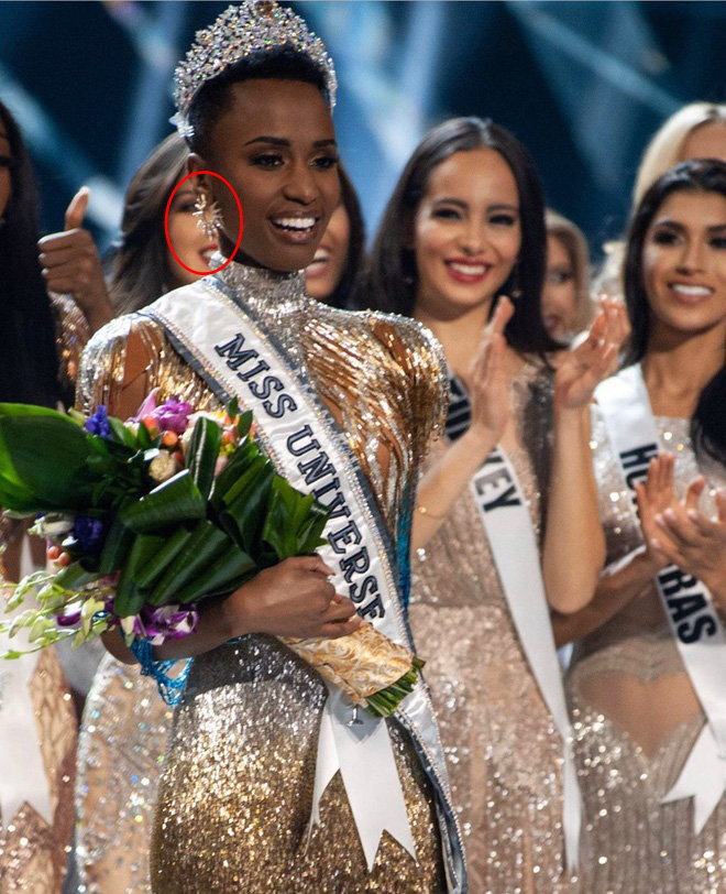 Đăng quang cách nhau 1 ngày nhưng Miss Universe 2019 và Hoa hậu Khánh Vân lại có điểm trùng hợp đến ngỡ ngàng - Ảnh 1.